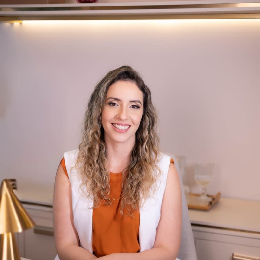 Dra. Talita Franco Pasquantonio em seu consultório em Campo Grande