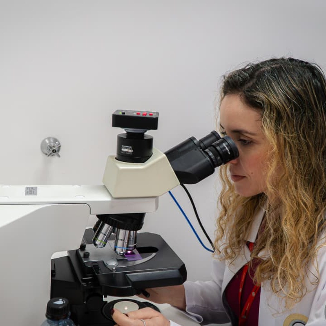 Dra. Talita avaliando lâmina no microscópio